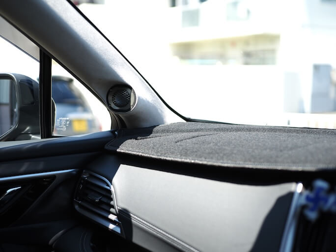 スバルレガシィアウトバックのフロントピラーにフォーカルにツィーターを加工取り付け